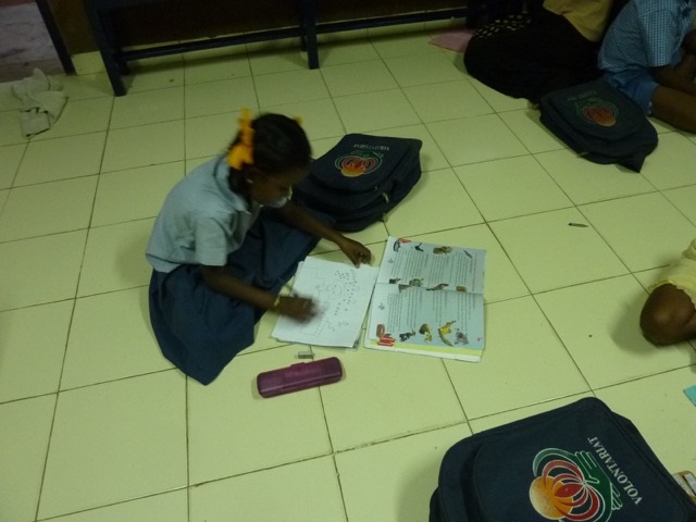 enfants ecrivant lettre 1