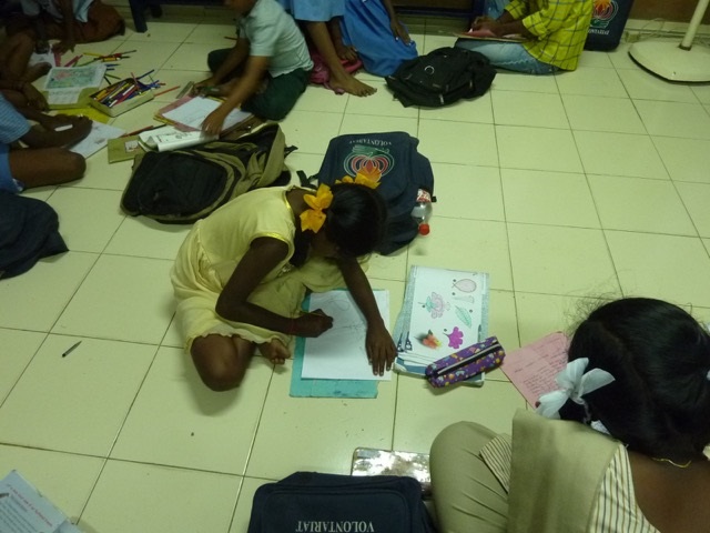 enfants ecrivant lettre 2